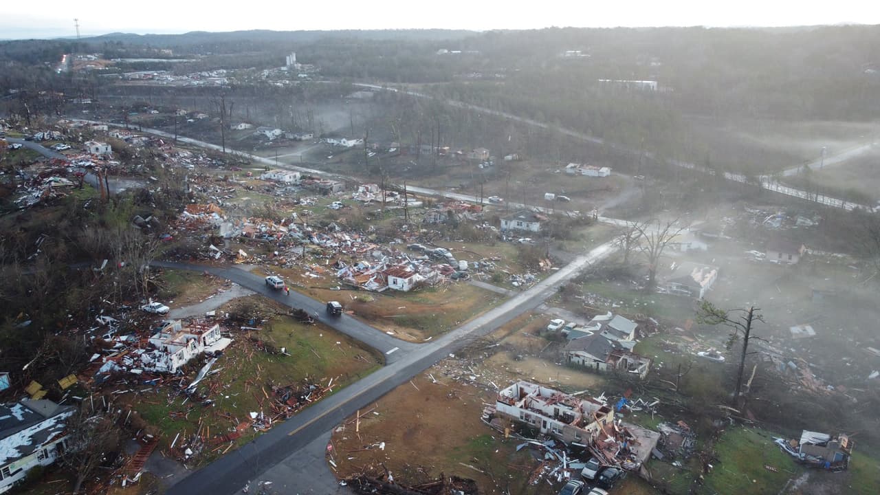 Una vista área muestra los daños que dejó el paso del tornado en el área de Darlene Estates.
