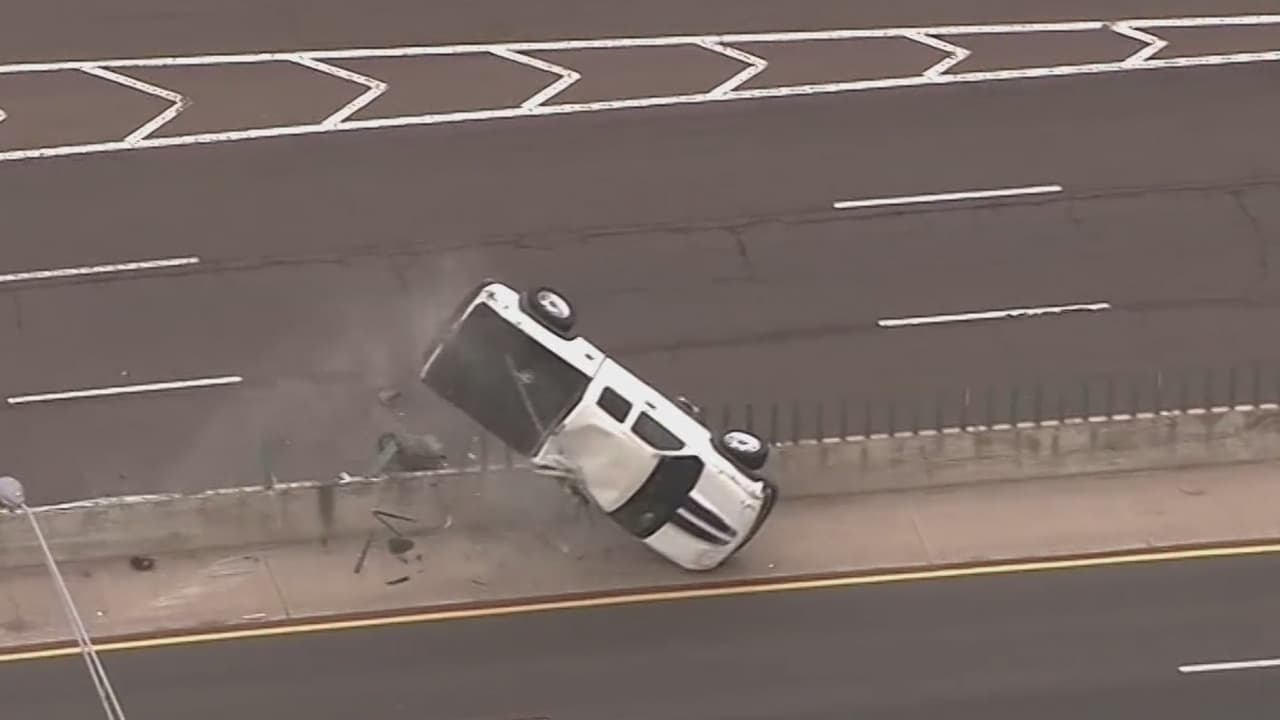 <b>Mira también:</b> El vehículo del hombre salió disparado durante la persecución. A pesar de esto, el sujeto siguió su camino, aunque terminó sin tener éxito su escape.