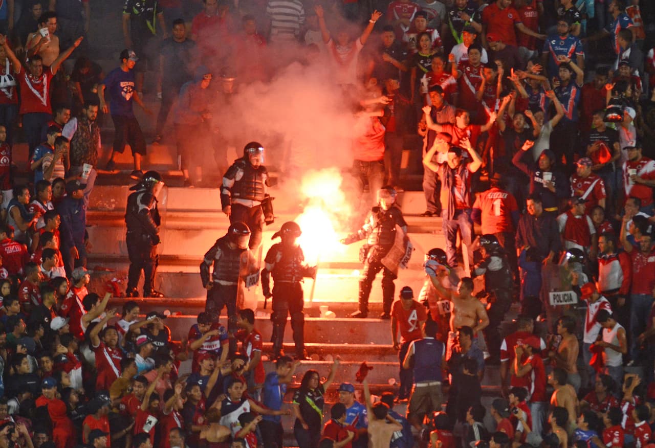 Las polémicas y los conflictos también se han presentado dentro de la cancha o con los protagonistas de los encuentros. Ya sea abriendo las puertas para hacer que el viento afecte el viaje del esférico o fuera de la cancha como le paso a Chivas.