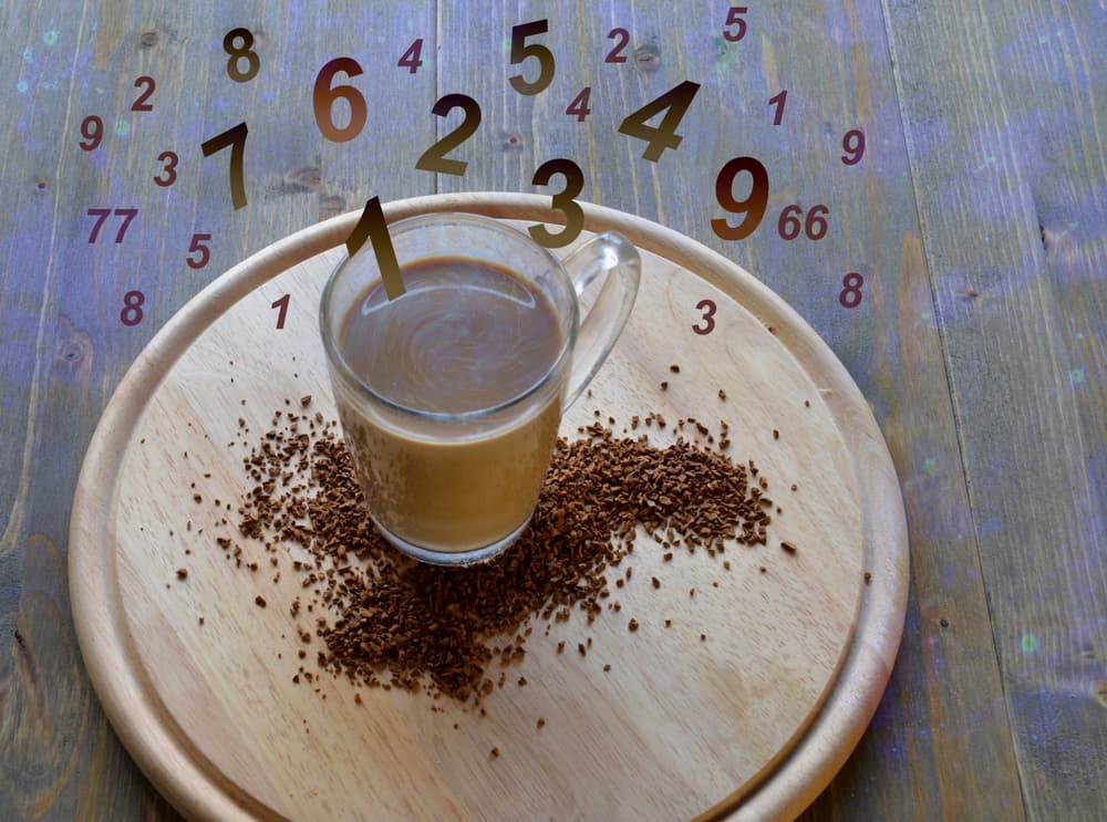 Volviendo al ejemplo anterior, nuestra amiga María que todos llaman Chiquita, tendría dos números de nombre, el 6 por María y el 7 por Chiquita. ¿Cuál número seguir? Hay varios criterios, el más extendido es sumar los dos para encontrar un número clave, en el caso anterior 6+7=13 y el número de María, conocida como Chiquita sería el 4 porque 13=1+3.