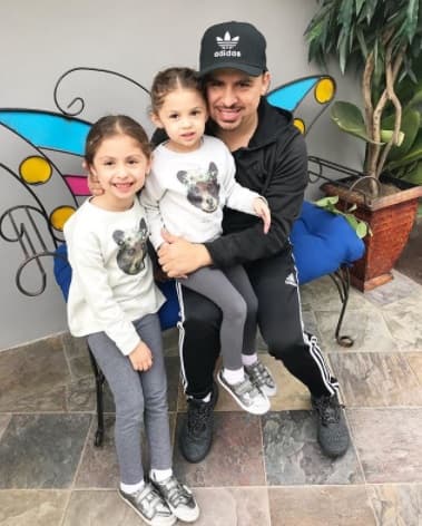 Larry y sus hijas han hecho un tremendo equipo, y no se cansan de subir las travesuras que hacen juntos a sus redes sociales.