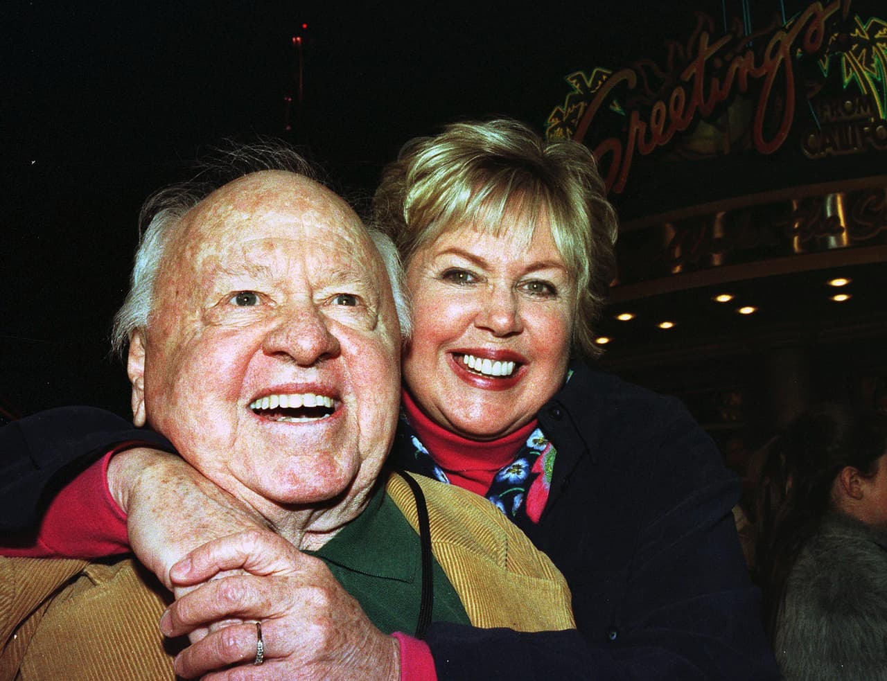 Mickey murió mientras dormía cuando estaba separado de su esposa Jan. Le sobreviven ocho hijos y 19 nietos.