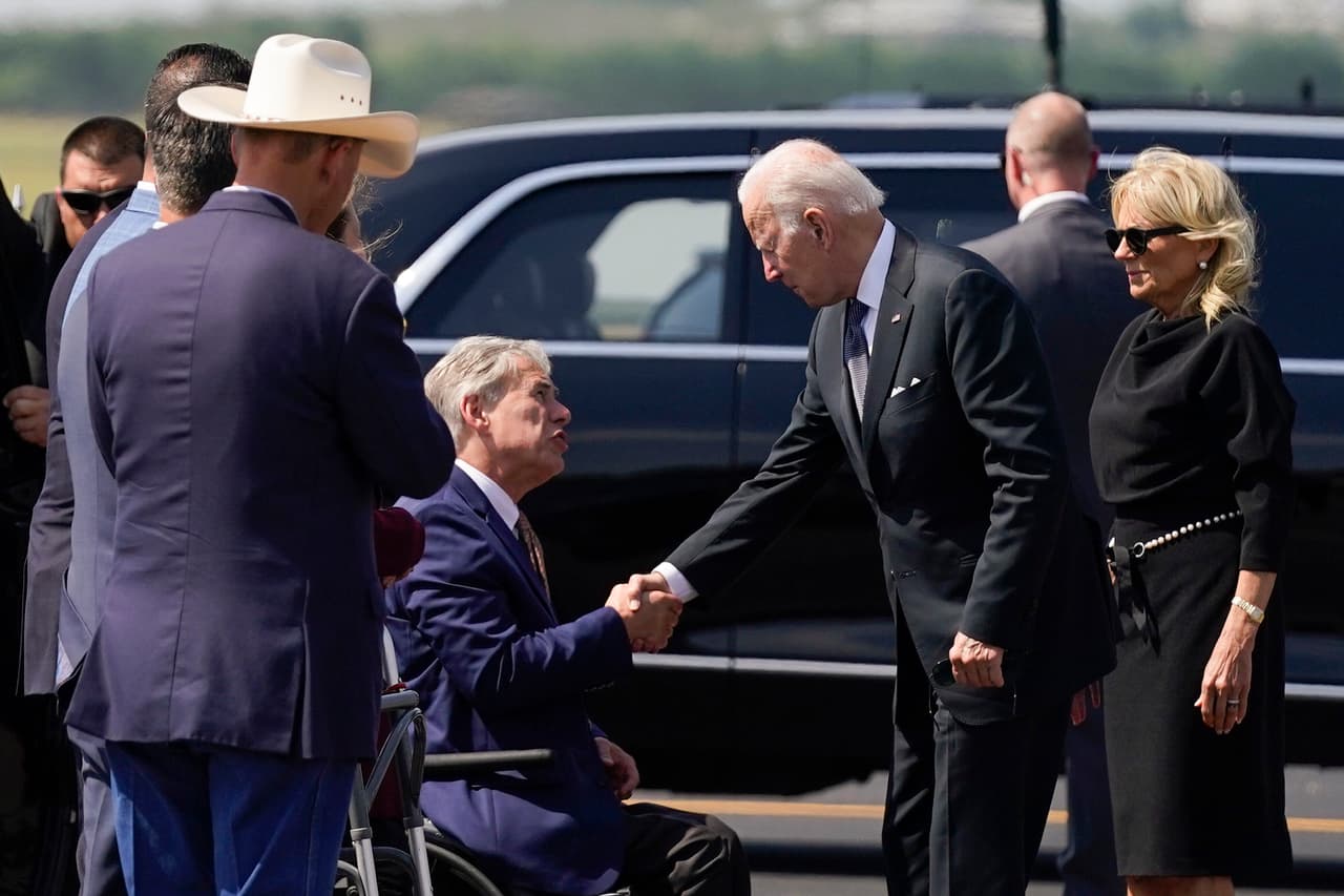 El presidente Biden fue recibido en el aeropuerto por el gobernador de Texas, 
<a href="https://www.univision.com/temas/greg-abbott">Greg Abbott.</a>
<br> 
<br>