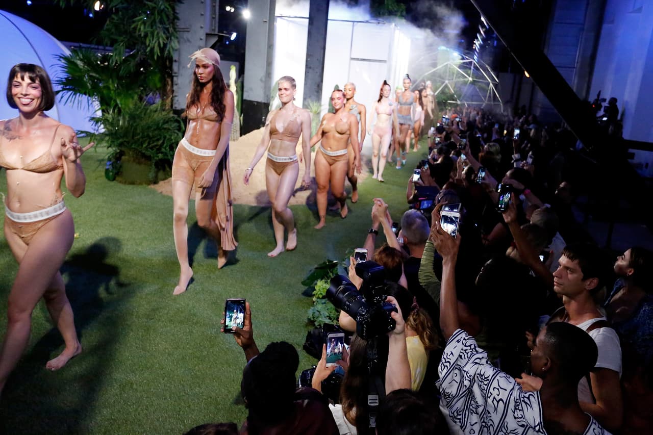 Lo de Rihanna también representa un cambio en la forma en que vemos estos shows. No pasará por televisión ni tendrá una medición ‘tradicional’ de rating. Será transmitido en streaming por la plataforma Amazon Prime el 20 de septiembre y, por eso, estuvo totalmente restringido al uso de celulares (a diferencia del show del año pasado).