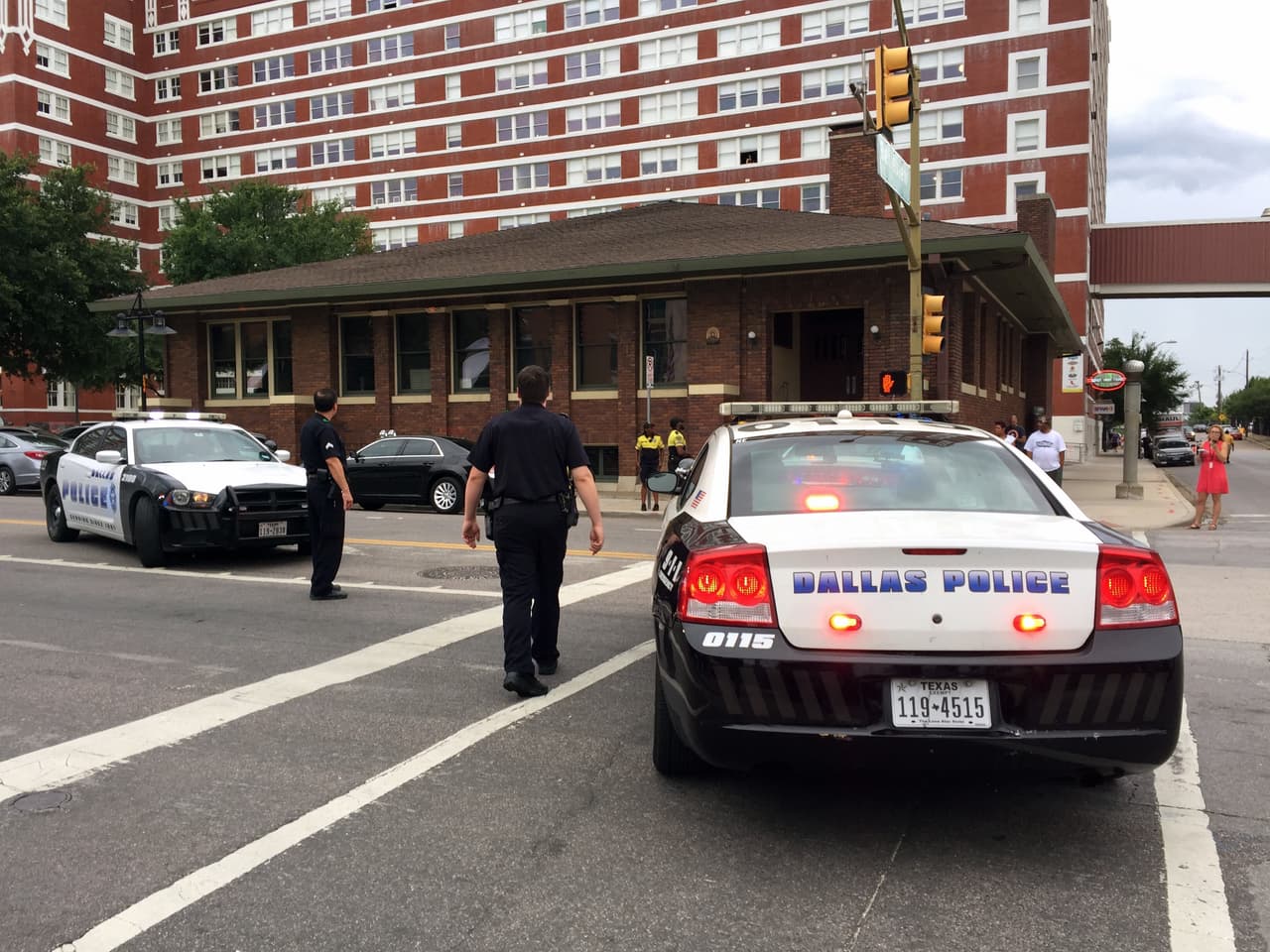 El alcalde de Dallas presenta informe sobre seguridad y prevención de crímenes violentos 