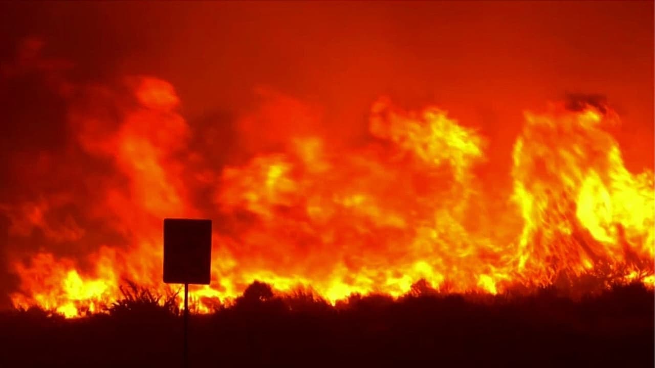 Incendio ‘Hawk’ arrasa con viviendas en Nevada y deja a miles sin electricidad