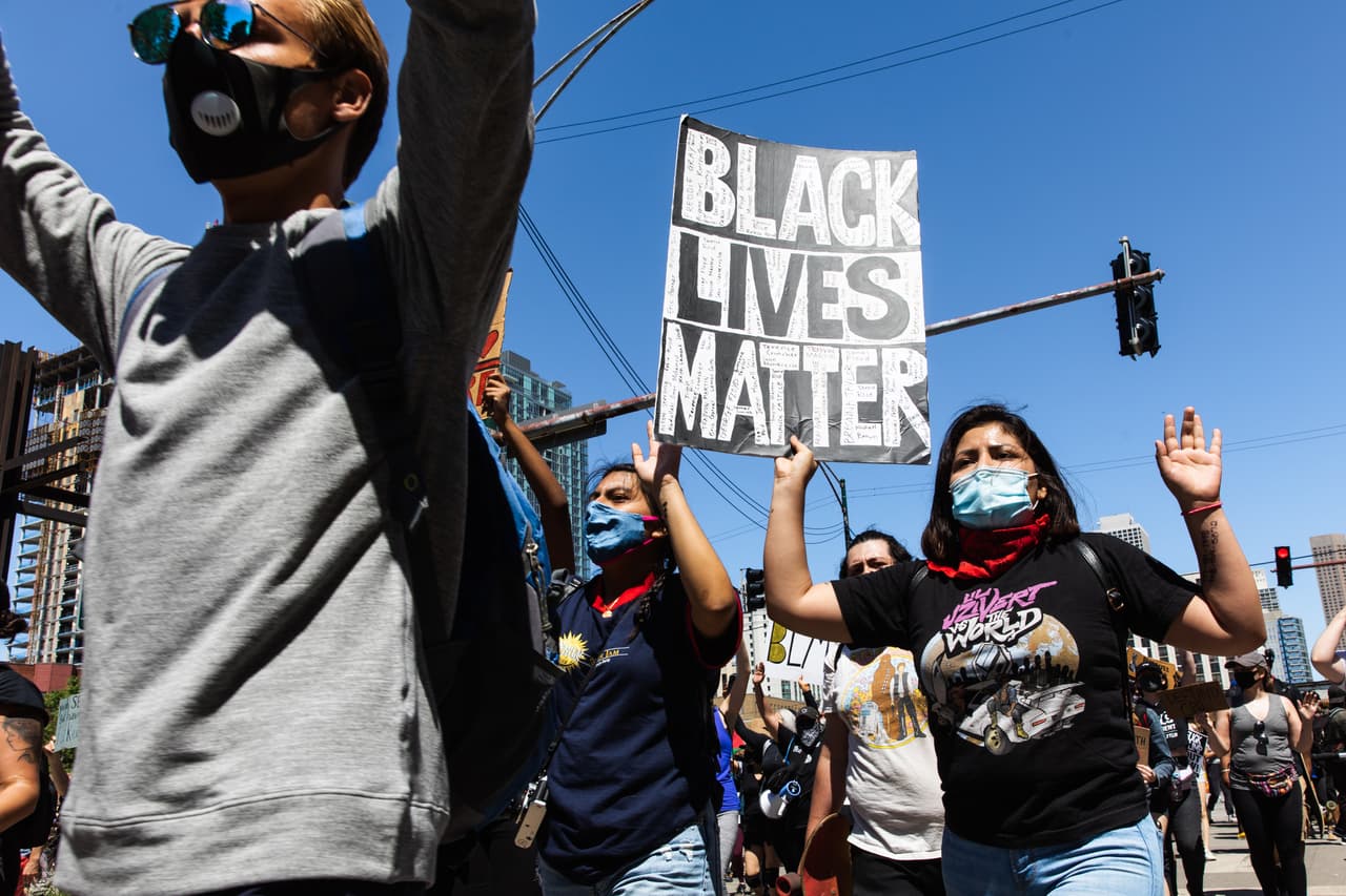 Manifestantes con carteles salen a las calles el 6 de junio para reclamar un alto a la violencia policial y el racismo. La muerte de George Floyd, quien murió bajo la rodila de un policía, sacó a los residentes de Chicago de las casas luego de un prolongado periodo de confinanmiento por la pandemia.