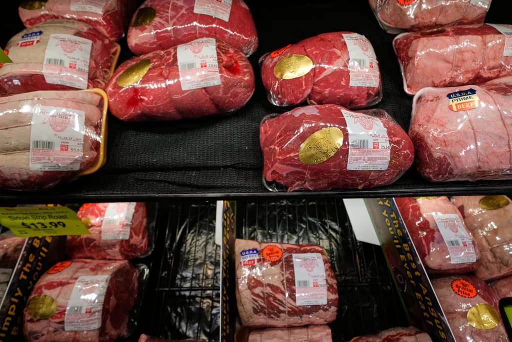 Trump firma decreto para aumentar importaciones de carne de res argentina