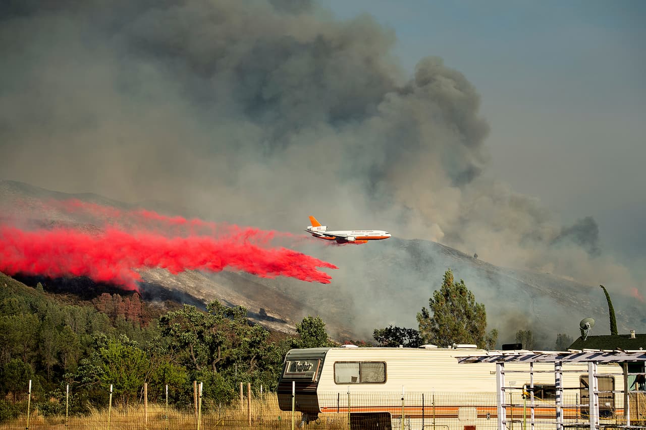 Aviones de los bomberos han intentado contener las llamas en Clearlake Oaks.