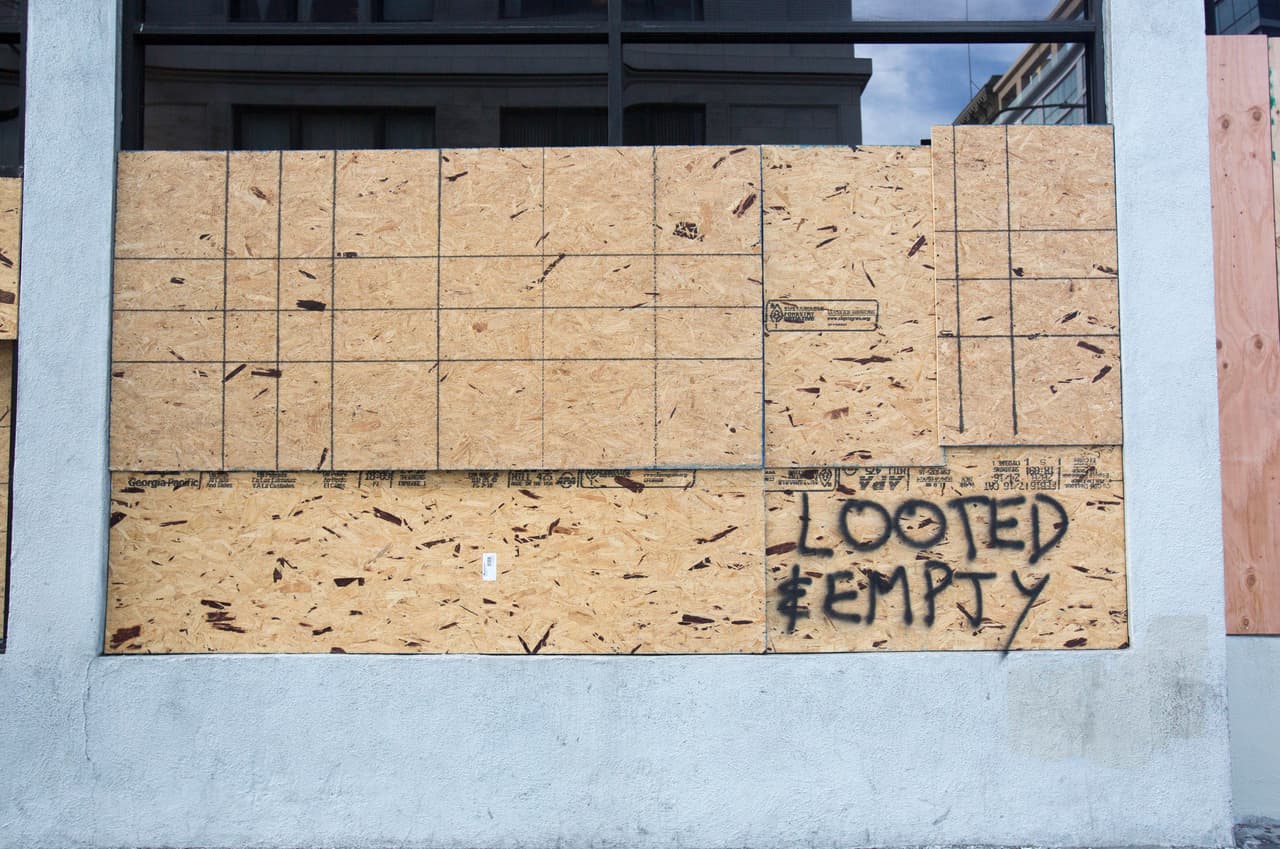 "Saqueado y vacío", es el mensaje que este negocio coloca para que las hordas violentas no ataquen nuevamente.