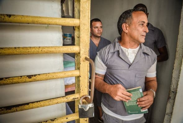 La población penitenciaria en Cuba es de unos 57,300 presos, de acuerdos a datos oficiales divulgados en 2012.