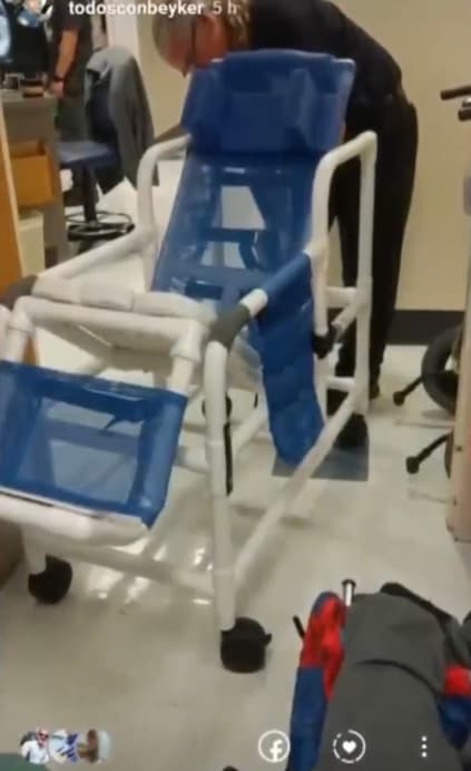 La más importante de ellas es una silla especial
<b> “diseñada a la anatomía de su cuerpo porque su piel es tan sensible que después de varias horas sentado puede sufrir una lesión que puede ser hasta fatal”. </b>
<br>