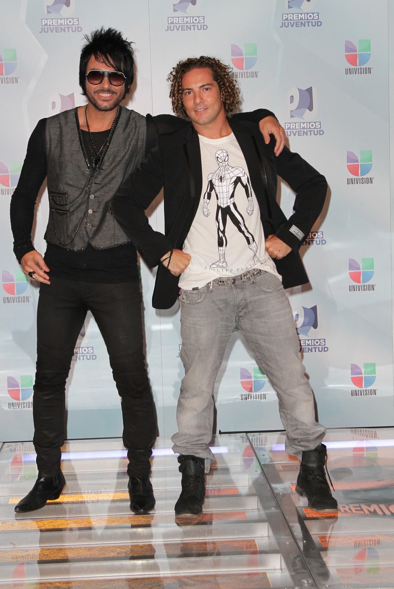 En la entrega de Premios Juventud del 2013, los cantantes Beto Cuevas y David Bisbal bromearon ante las cámaras y fueron la pareja fotográfica más divertida de la noche.