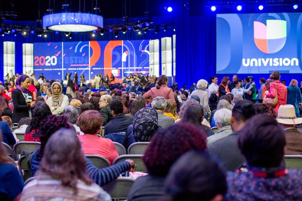 Y así ya lucía el Convención estatal del CDP en Long Beach Arena a pocos minutos de que empezara el evento.