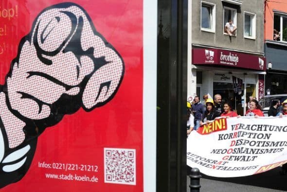 Manifestantes con carteles gritan consignas en contra del primer ministro turco, Tayyip Erdogan.