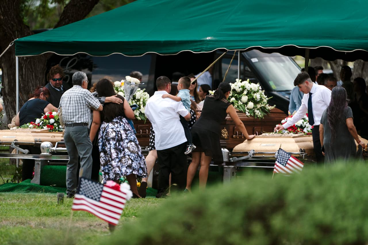 La pareja tuvo ataúdes gemelos, y estaban cubiertos con las mismas flores blancas.