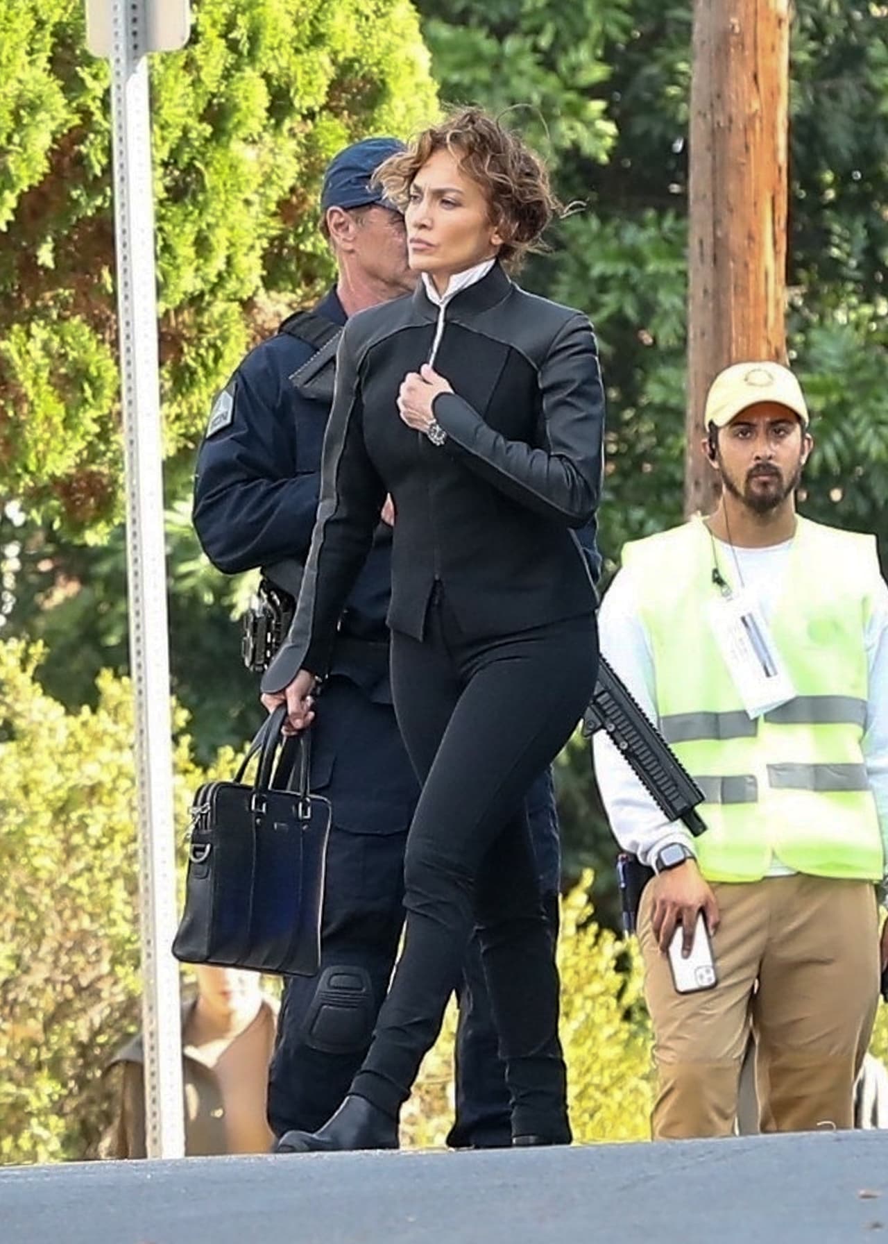 Por la temática de la cinta, Jennifer Lopez ha sido captada con ajustados atuendos futuristas que le han hecho resaltar su torneada figura. 
<br>