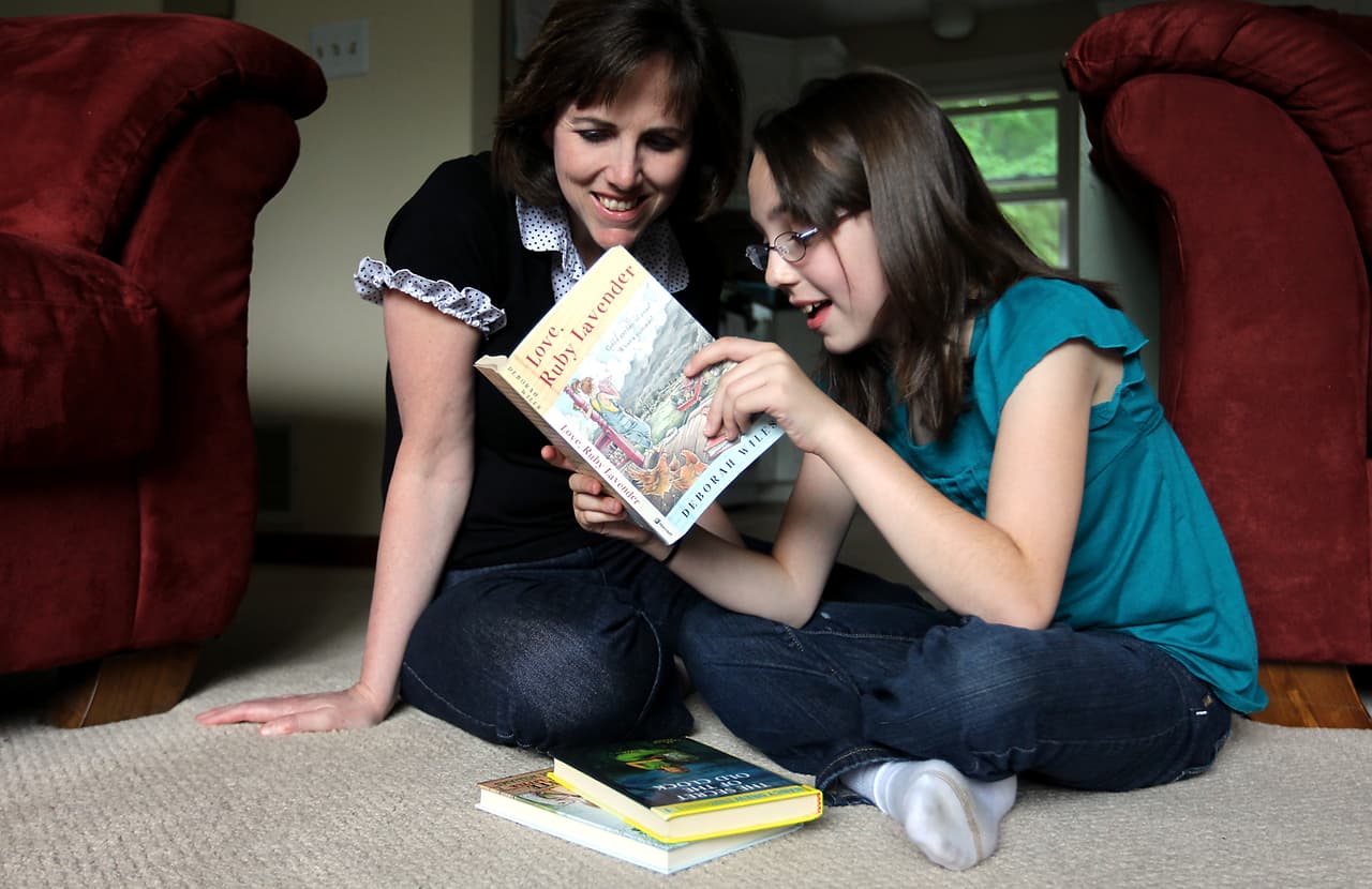 <b>Lea</b>. Y, sobre todo, asegúrese de que su hijo lo vea leyendo. Converse con ellos sobre los libros o artículos que usted haya leído y comparta su entusiasmo con ellos. Los niños aprenden mejor con el ejemplo.