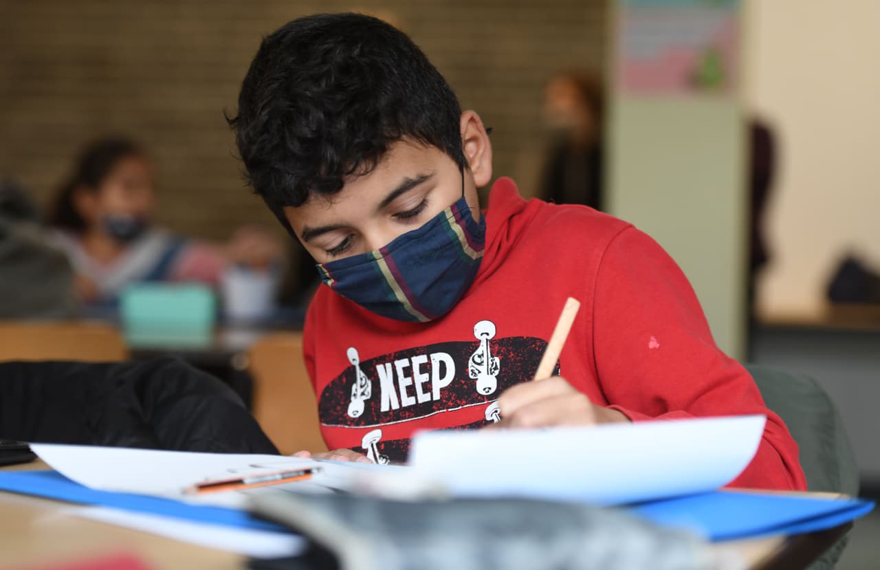 Las comidas para los niños se les pueden entregar a los padres de familia o a los cuidadores en los lugares de distribución desde la banqueta, aunque el niño no esté presente, siempre y cuando ellos muestren documentación en el punto de servicio de comidas.
<br>