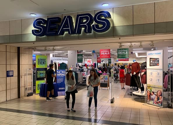 Como en otras partes del país, la huella de Sears en San Antonio se redujo constantemente. Las tiendas en Park North Shopping Center e Ingram Park Mall cerraron en 2018, y una ubicación en South Park Mall cerró sus puertas a principios de este año.