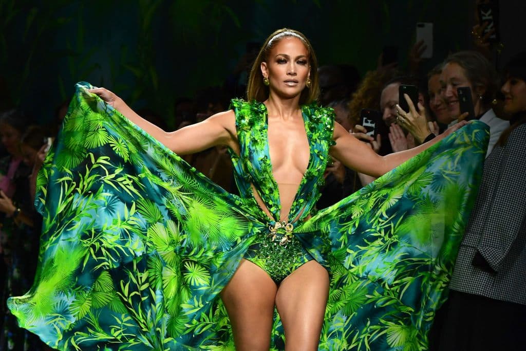 <b>Milan Fashion Week 2019</b>
<br>Uno de los outfits más icónicos de Jennifer López es el 
<a href="https://www.univision.com/shows/despierta-america/jennifer-lopez-cambio-la-historia-del-internet-con-su-vestido-versace-video">vestido verde de seda con aberturas</a>, de la marca Versace, que utilizó en los Premios Grammy 2000. En septiembre de 2019, sorprendió recreando el look para la pasarela en Milán de la firma italiana.