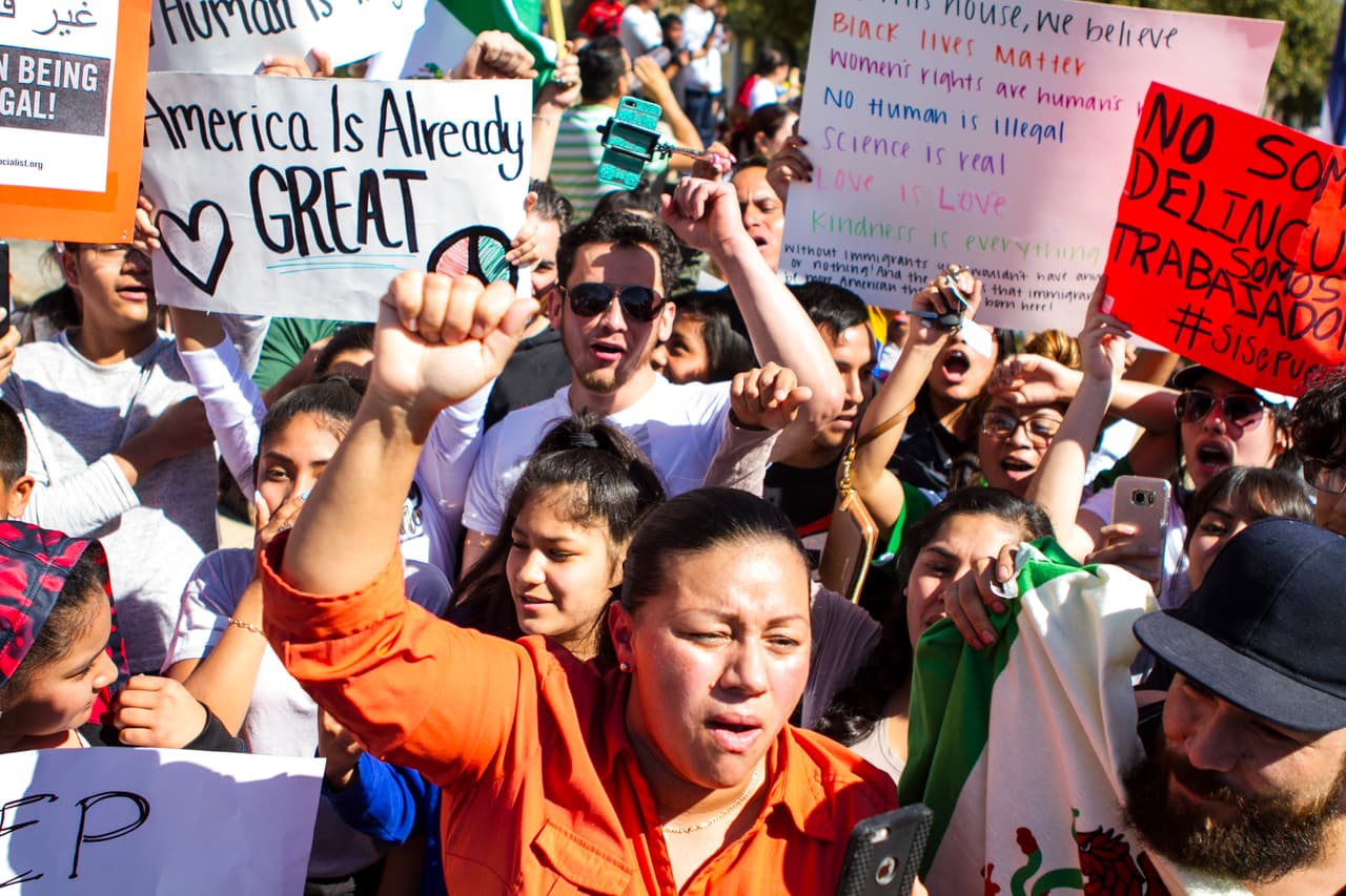 La colorida y concurrida manifestación de respaldo a los inmigrantes en Austin contó con la participación de personas de varias nacionalidades y diversas comunidades.