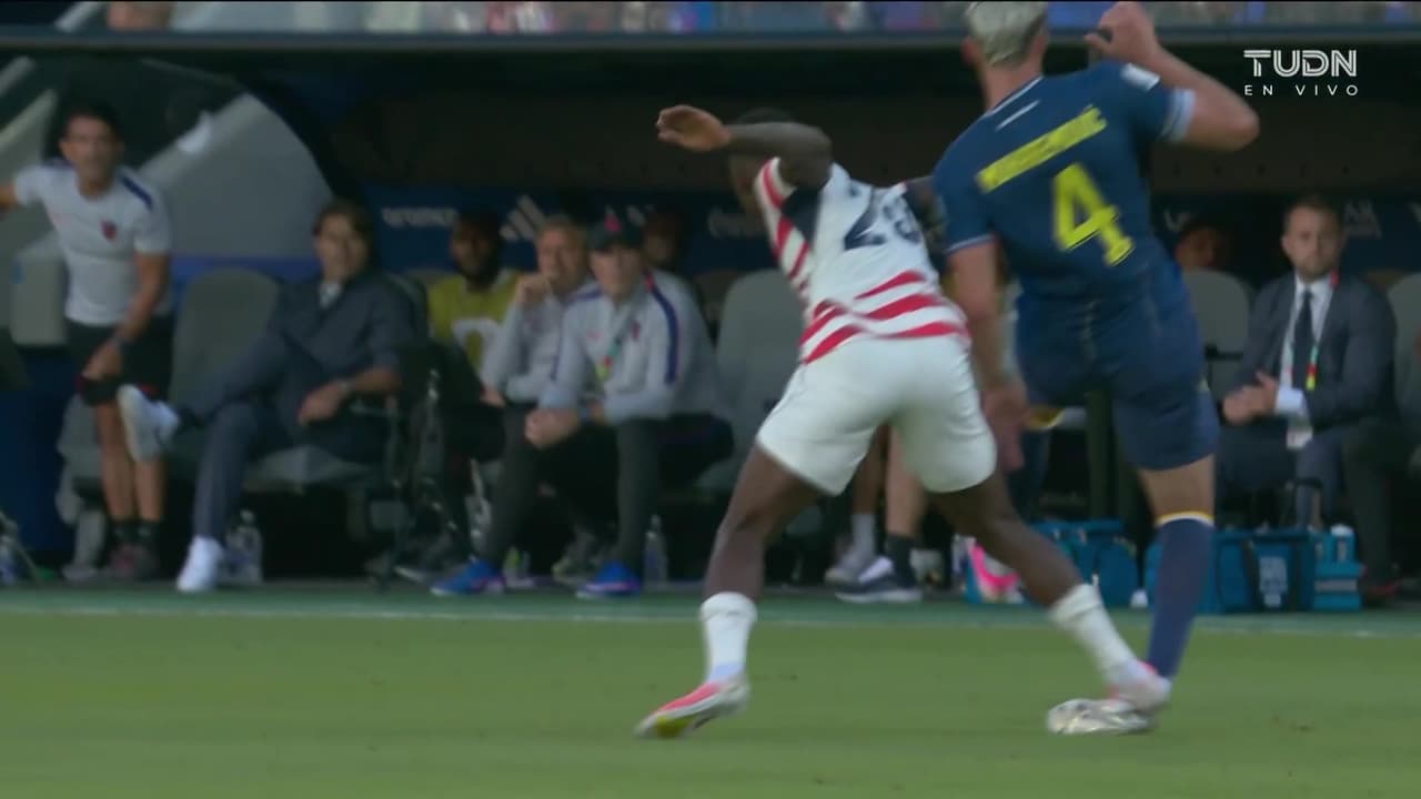 ¡Casi lo rompe! El pisotón de cárcel que provoca la expulsión de Balogun vs. Bosnia