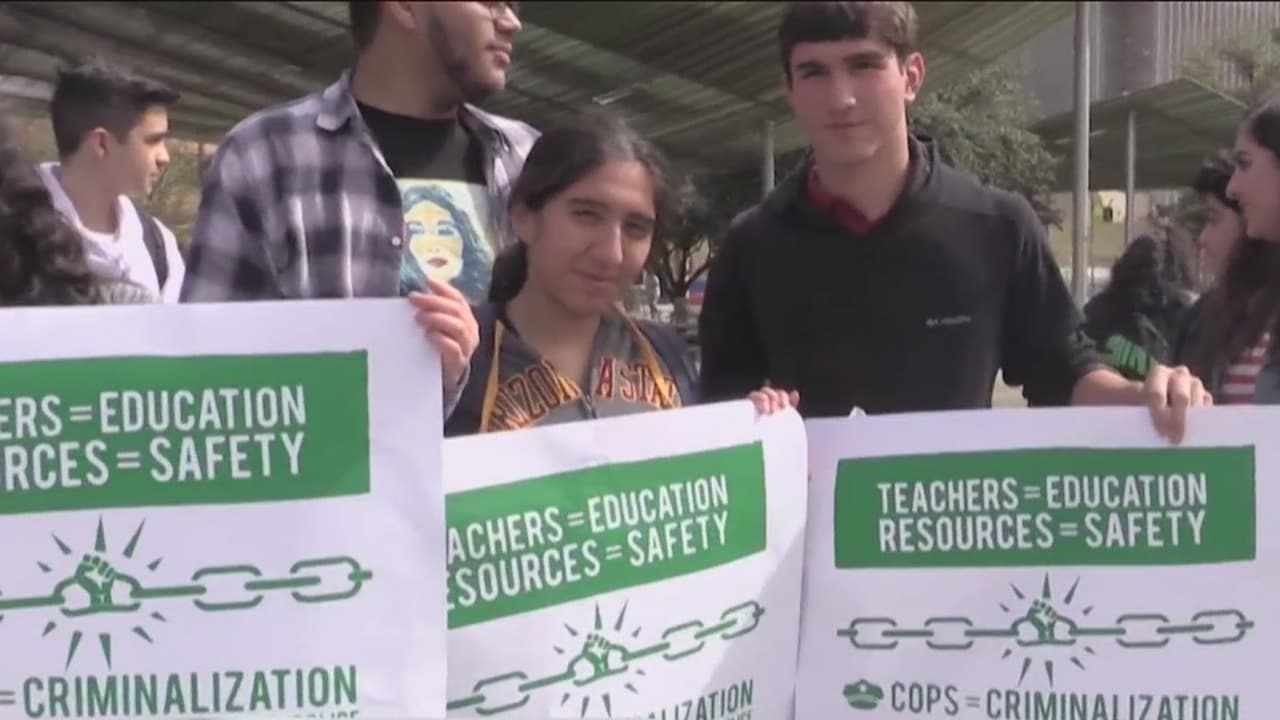 Suspenden a 30 estudiantes de una secundaria en Arizona por salir a protestar contra la violencia causada por armas