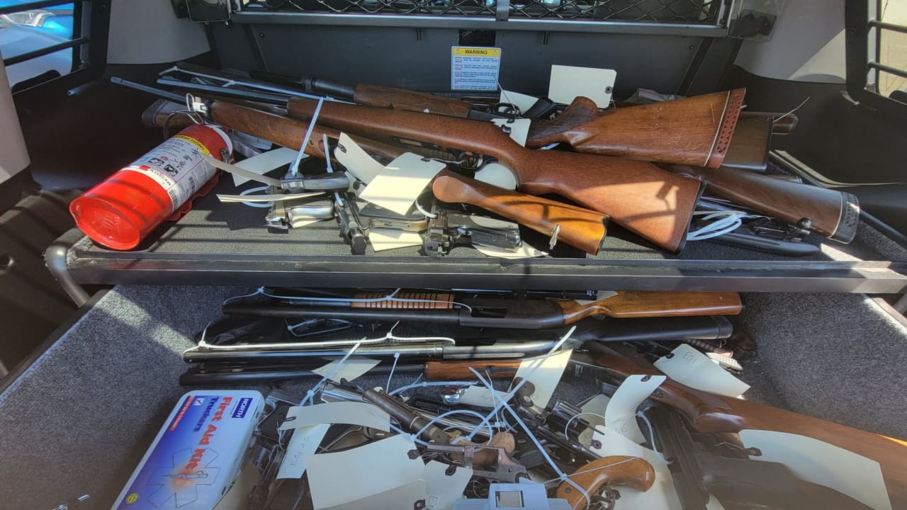 Con la capacitación de los líderes de RAWtools, el herrero de Oakland John Rogers y sus asistentes, se tomarán las armas que el Departamento de Policía de Oakland ha determinado que deben destruirse y las convertirán en herramientas de jardín.
<br>