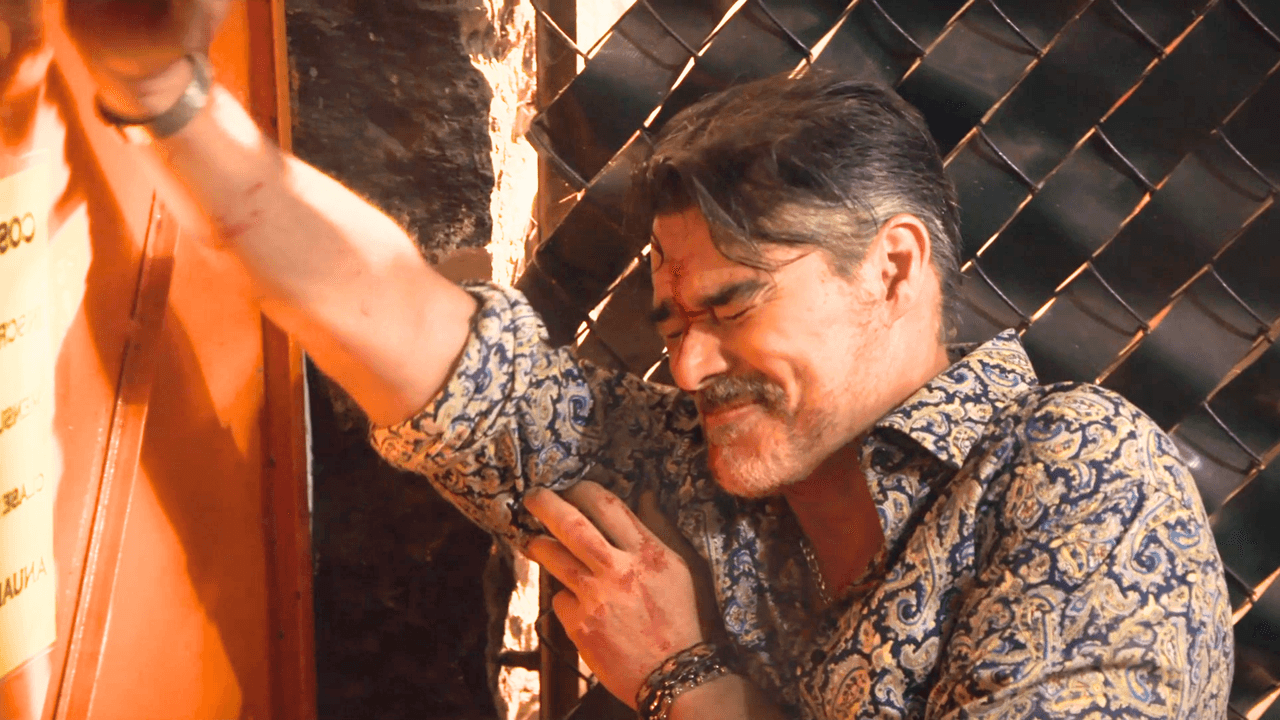 Víctor recibe tremenda paliza por vengar a Leandro | Corazón De Oro | Capítulo 26