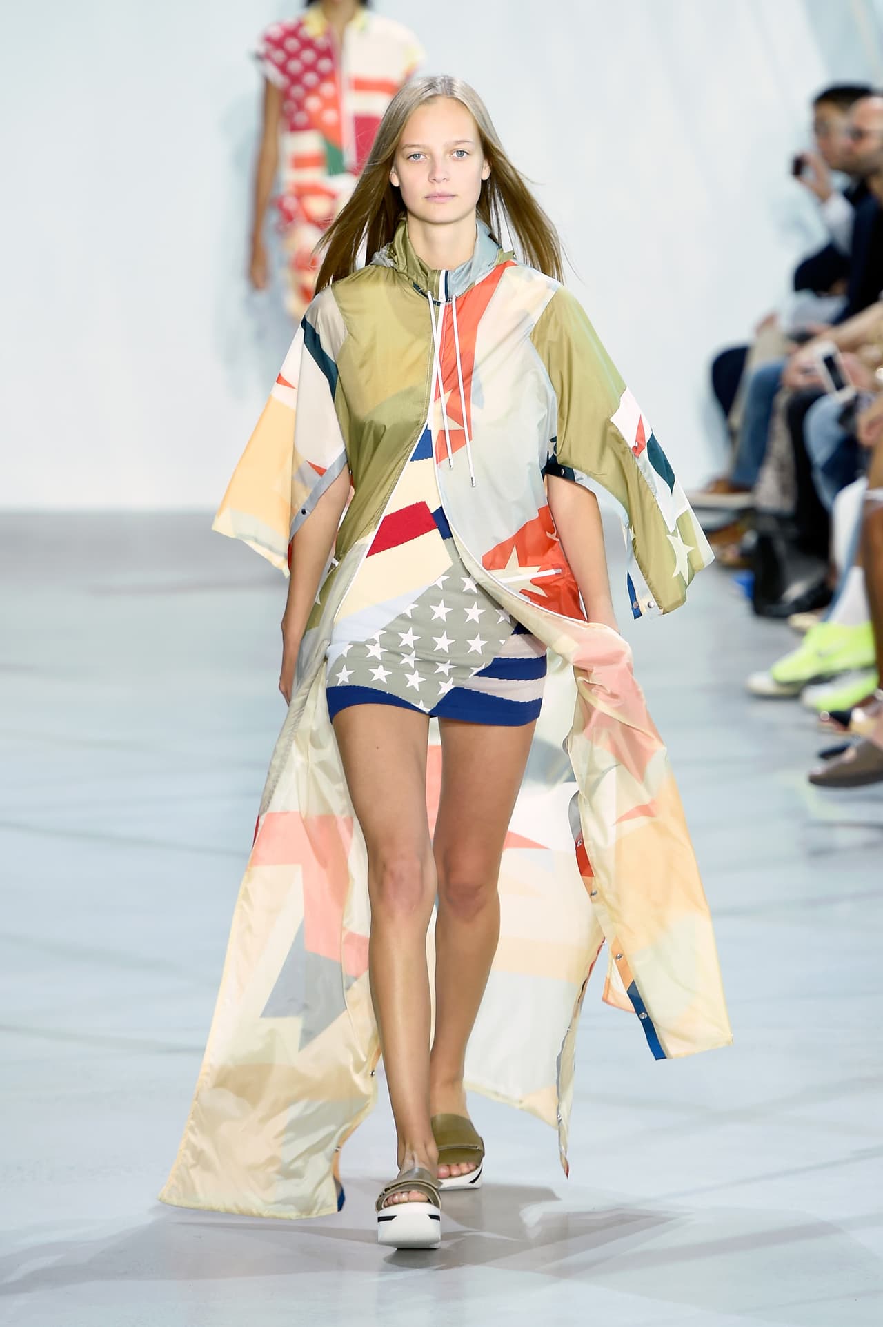 Las prendas fueron holgadas y para las lluvias de verano incluso incluyeron impermeables.