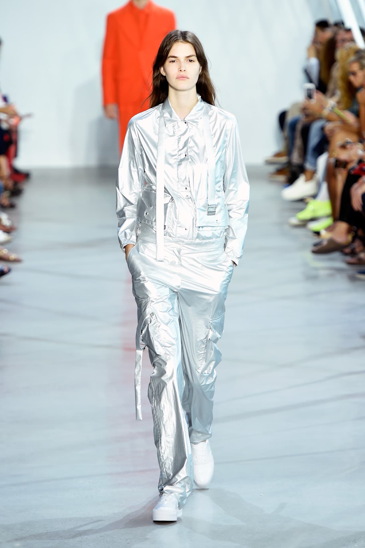 Por otro lado también presentaron su línea ‘street style’ en la que pudimos ver muchas prendas en telas metalizadas.