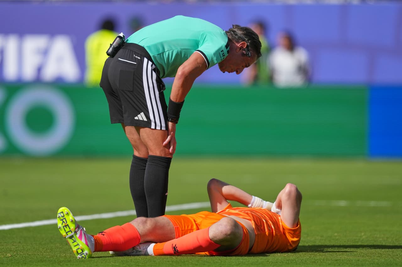 El árbitro brasileño Raphael Claus comprueba el estado del portero de Bosnia, Nikola Vasilj (1), durante el partido de dieciseisavos de final de la Copa del Mundo entre Estados Unidos y Bosnia en Santa Clara, California, cerca de San Francisco, el miércoles 1 de julio de 2026.
