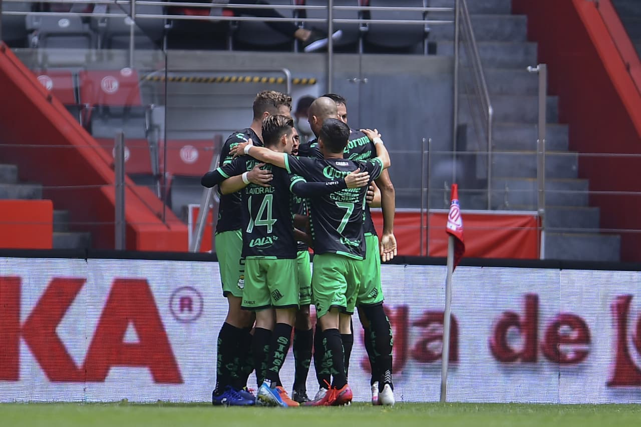 Gael Sandoval y Octavio Rivero se encargaron de darle la victoria a su equipo en el infierno; los de casa anotaron un tanto al minuto 92. Santos vence a Toluca en la Jornada 11 del Torneo Guard1anes de la Liga MX.