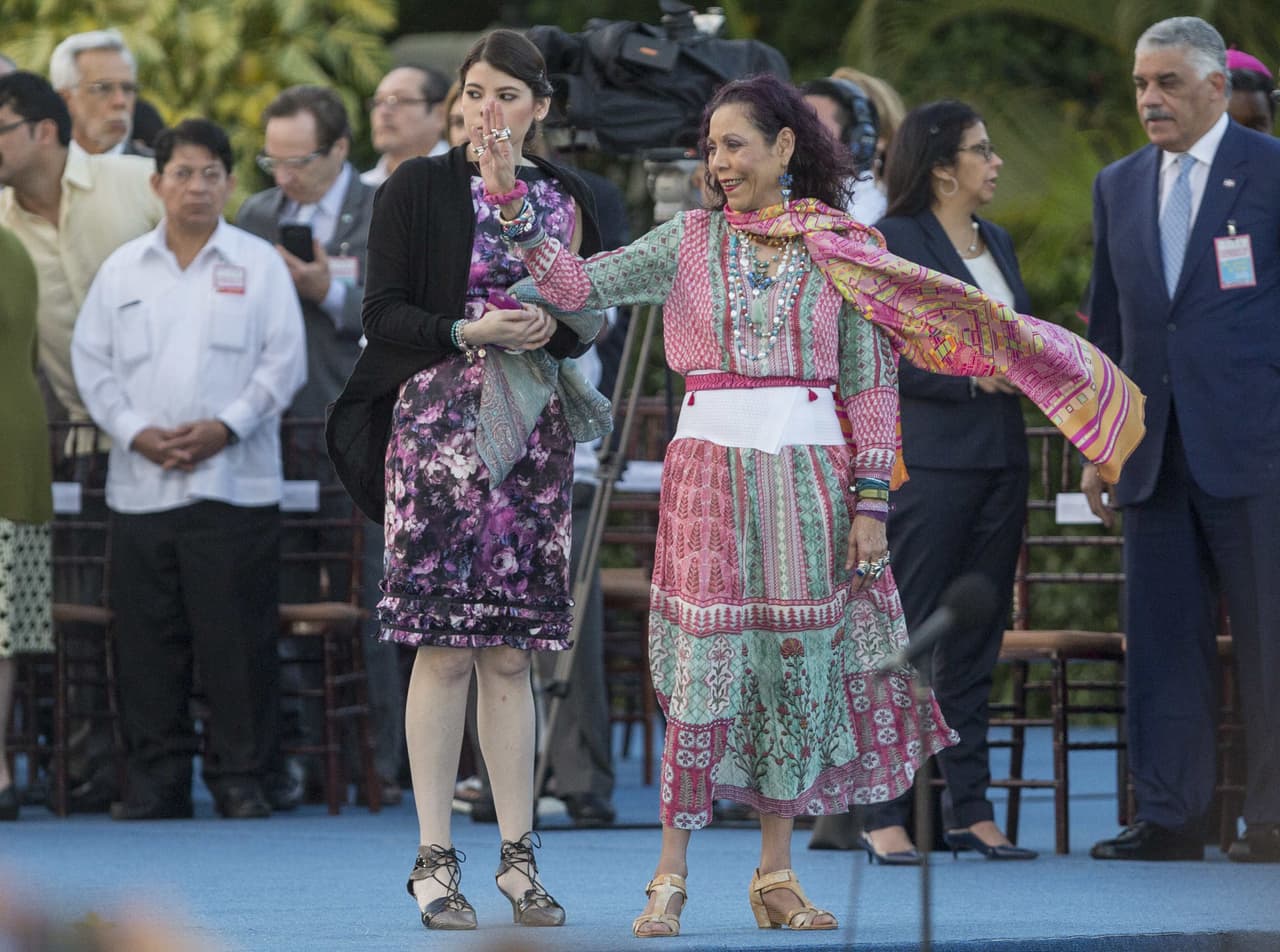 Camila suele asistir a su madre, Rosario Murillo, en los actos públicos.