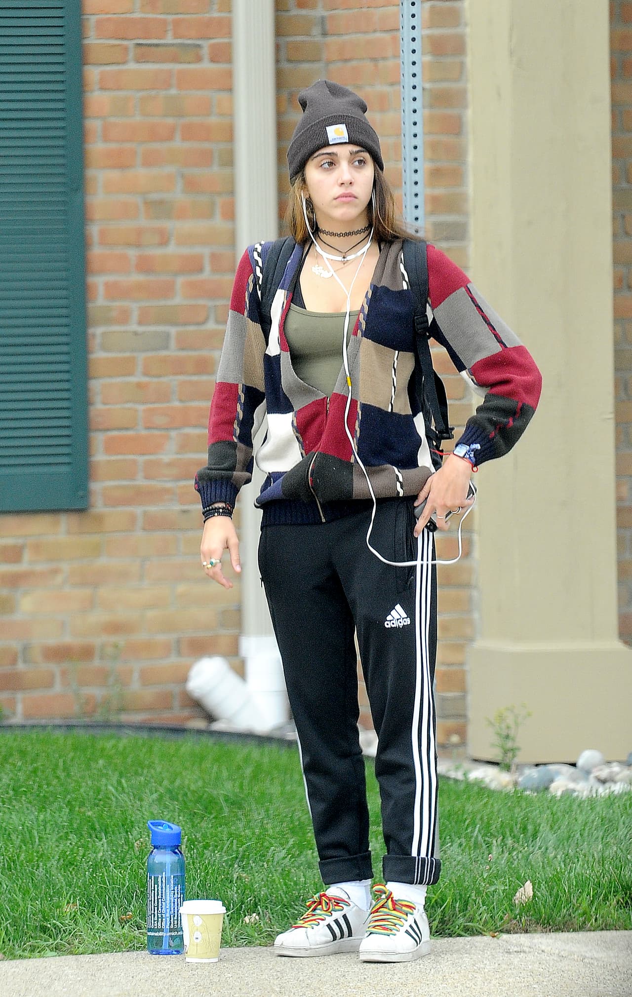 Con esas hermosas facciones que carga, ¡todo le viene bien!