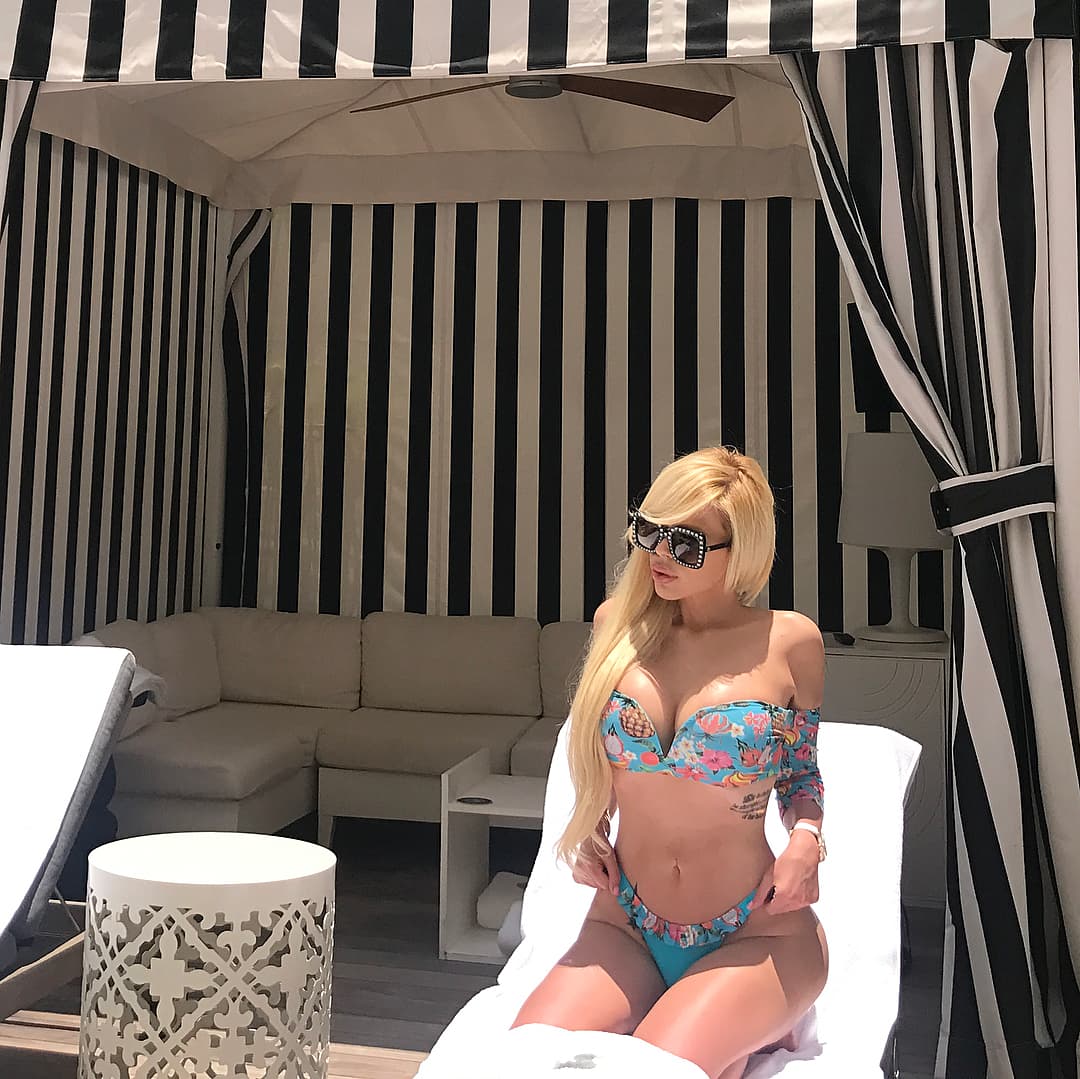 Pues, a través de los años, la hija de Laura Bozzo ha transformado su aspecto físico, debido a una serie de procedimientos a los que se ha sometido.