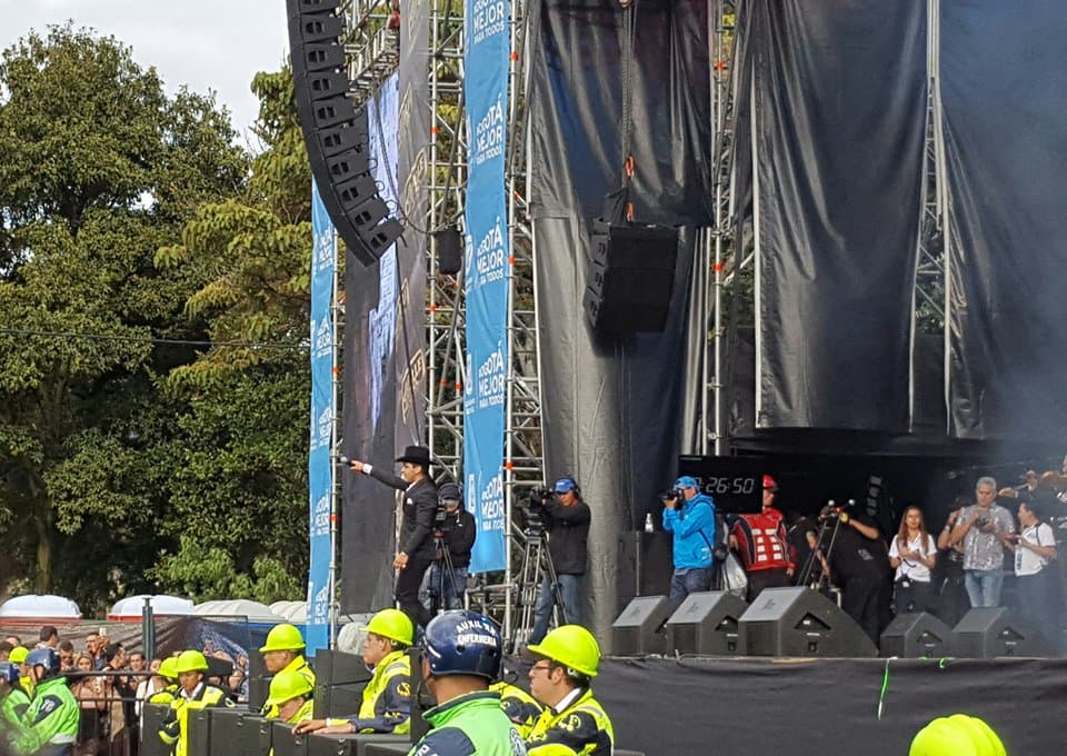 Desde el primer tema, Nodal se 'echó' a los colombianos a la bolsa y se emocionó al ver y escuchar que la mayoría de los presentes se sabían sus canciones.