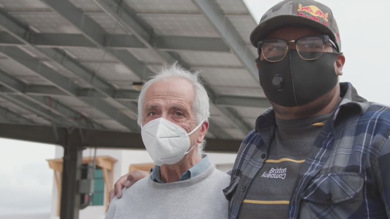 <b>En video: Un profesor hispano llevaba 8 años viviendo en su automóvil. Mira lo que hicieron sus alumno. </b>José Villarruel vivía en el este de Los Ángeles y trabajaba como maestro suplente en Fontana, pero hace nueve años comenzó a vivir en su vehículo por falta de recursos, situación que se agravó en 2020 cuando la pandemia lo golpeó y sus horas de trabajo se redujeron.