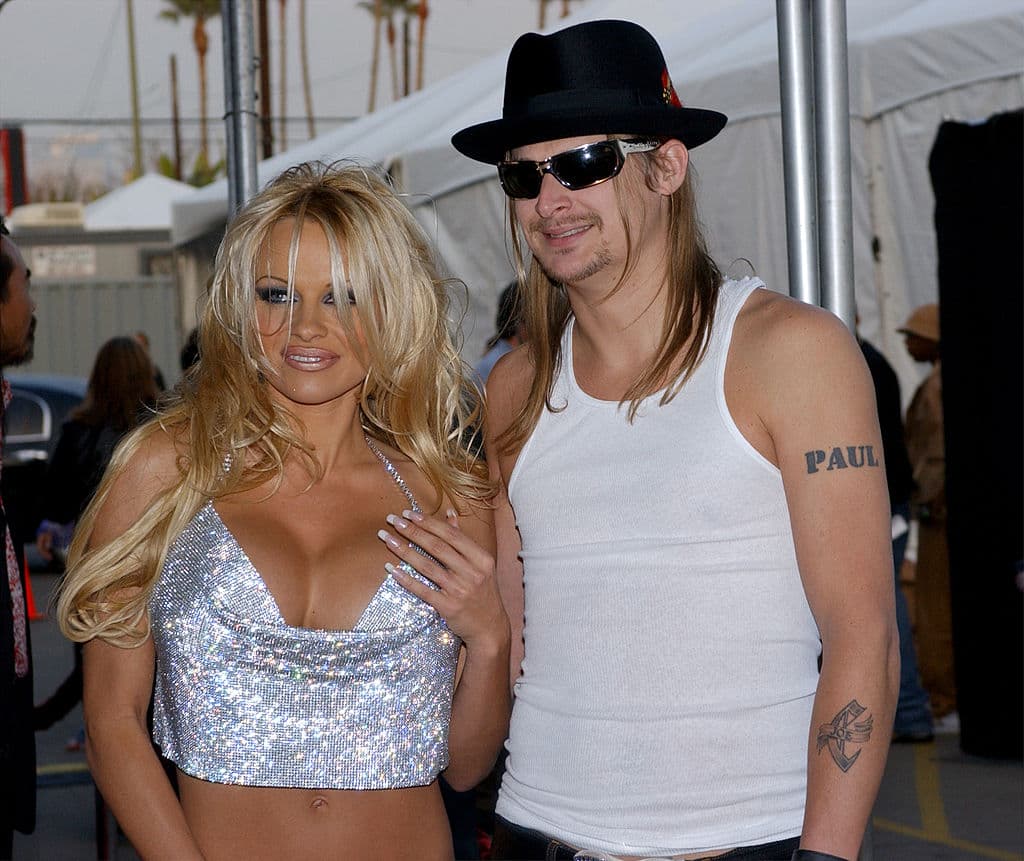 En 2006 llegó un rockero más a su vida: Kid Rock. Se casaron en 2006 y estuvieron juntos un año.