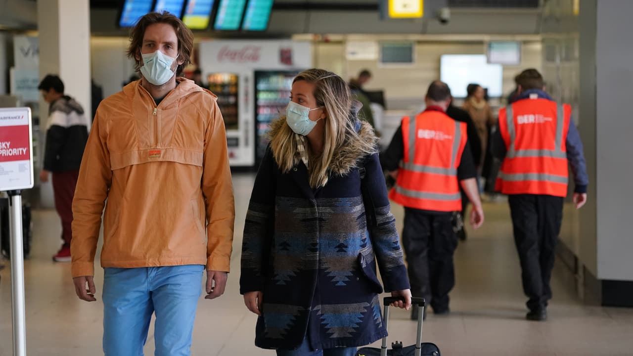 <b>Mira también: </b>Tras la aprobación de los CDC de una dosis de refuerzo para las vacunas de Moderna y J&J, el Dr. Eliseo Pérez-Stable, director del Instituto Nacional de Salud de las Minorías y Disparidades Sanitarias, explica que las ventajas al combinar las dosis, especialmente en aquellos que recibieron la vacuna de J&J, serían mayores y se crearía una mayor protección inmunológica.