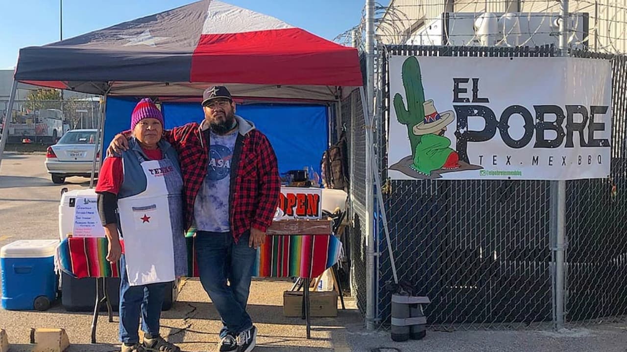 Madre hispana y su hijo crean restaurante con sabor texano y mexicano tras perder su trabajo