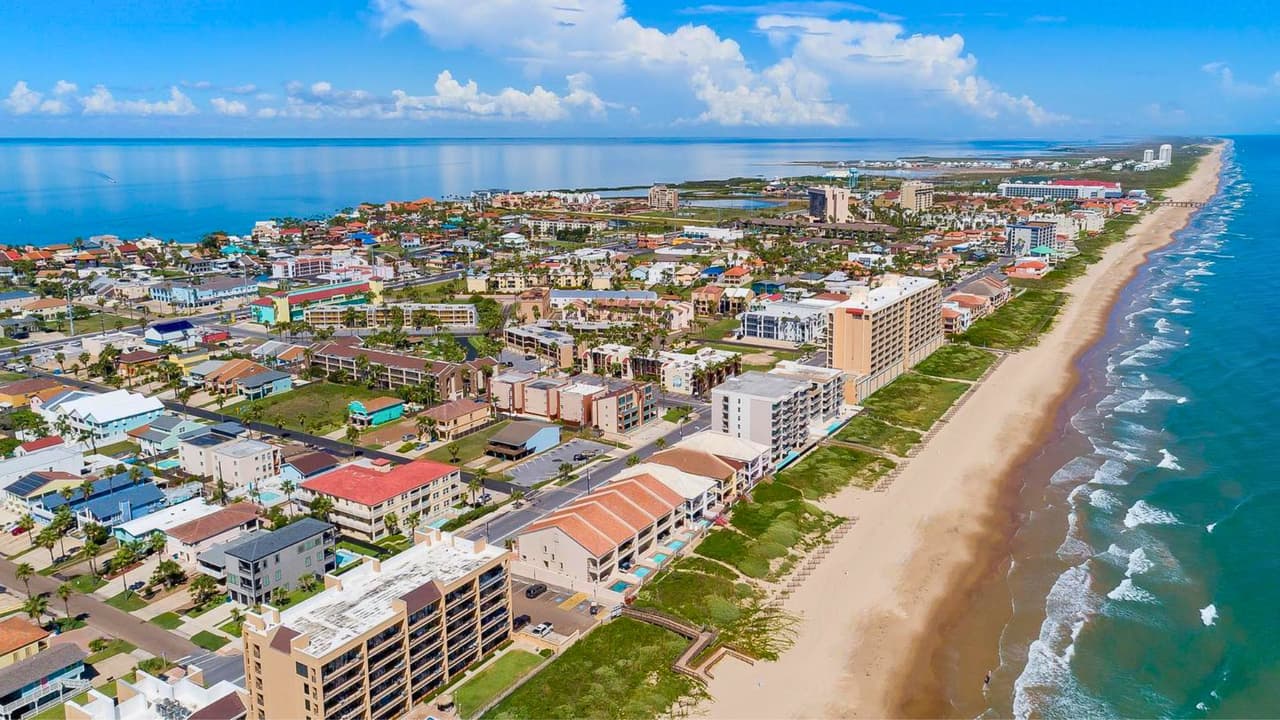 <b>La mejor playa de Texas en 2025</b> está tan al sur que muchos dicen, medio en broma y medio en serio, que
<b>queda más cerca de México que, por ejemplo, de Houston.</b> Se trata de
<b>South Padre Island, elegida este año por<i><a href="https://www.usnews.com/" target="_blank"> U.S. News & World Report </a></i></b> como el mejor destino playero del estado. Con sus aguas cálidas, su arena clara, su ambiente relajado y un fuerte sabor hispano, South Padre se ha ganado su lugar no solo en el mapa turístico, sino en
<b> el corazón de miles de familias hispanas que la visitan cada año.</b>