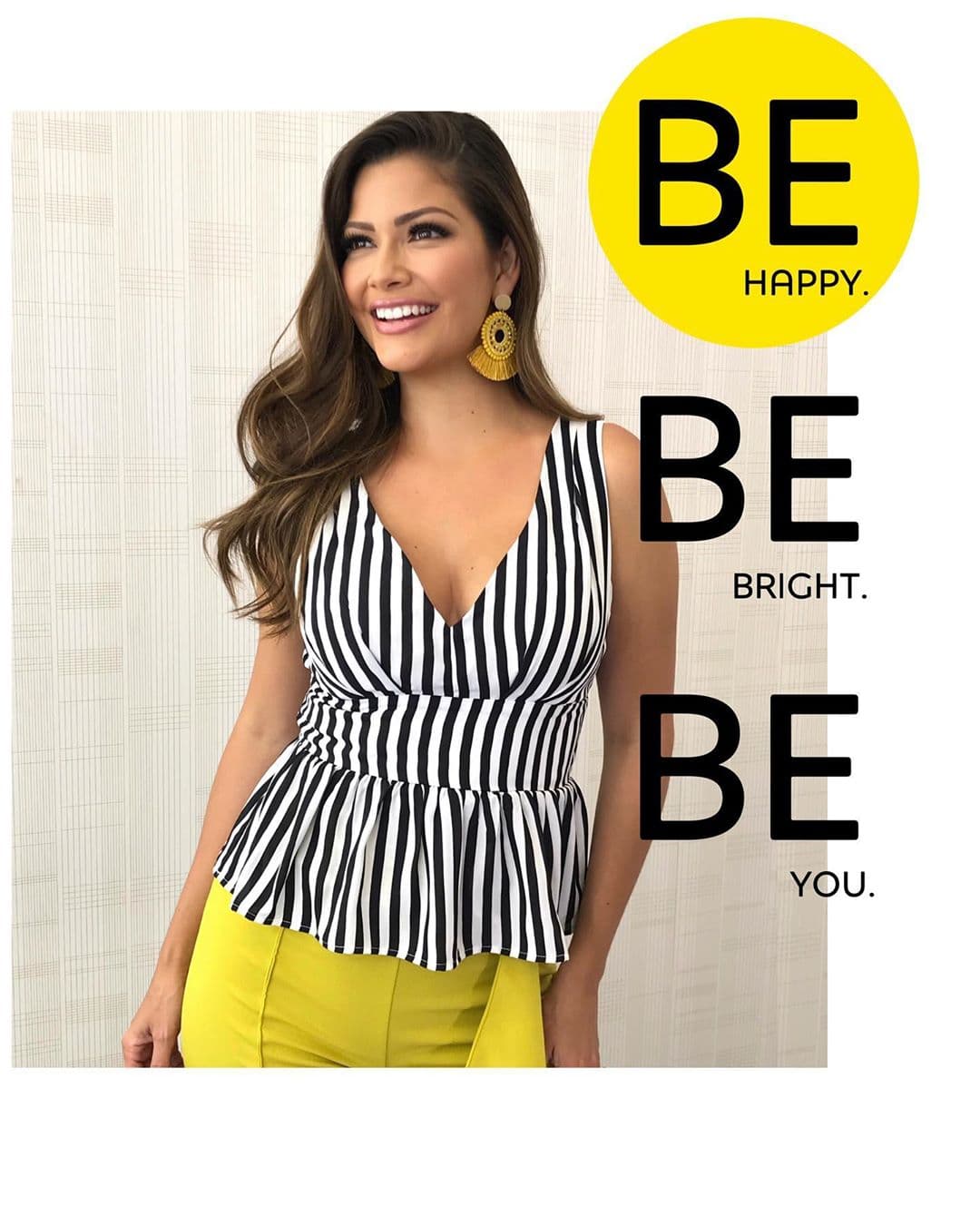 Otra alternativa para equilibrar los tonos neón es con una blusa a rayas en blanco y negro, tal como lo hizo Ana Patricia en esta imagen. El estampado tradicional quedó plasmado en el top con escote pronunciado, cintura enmarcada y ligeros volantes en la parte baja.
<br>