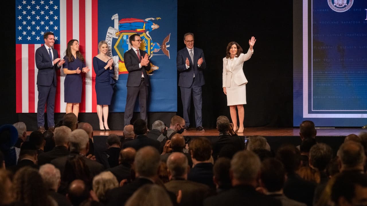 Toma juramento Kathy Hochul: es la primera mujer elegida gobernadora en Nueva York