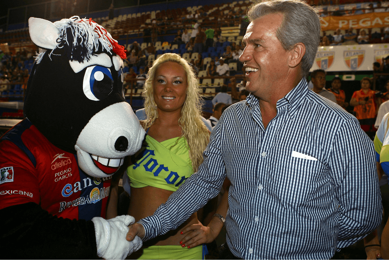 Su primera experiencia como Director Técnico fue en el Atlante en el año de 1996 y llegó a sustituir a Ricardo La Volpe, todo un referente para los azulgranas. Se retiró dos años para estudiar en España.