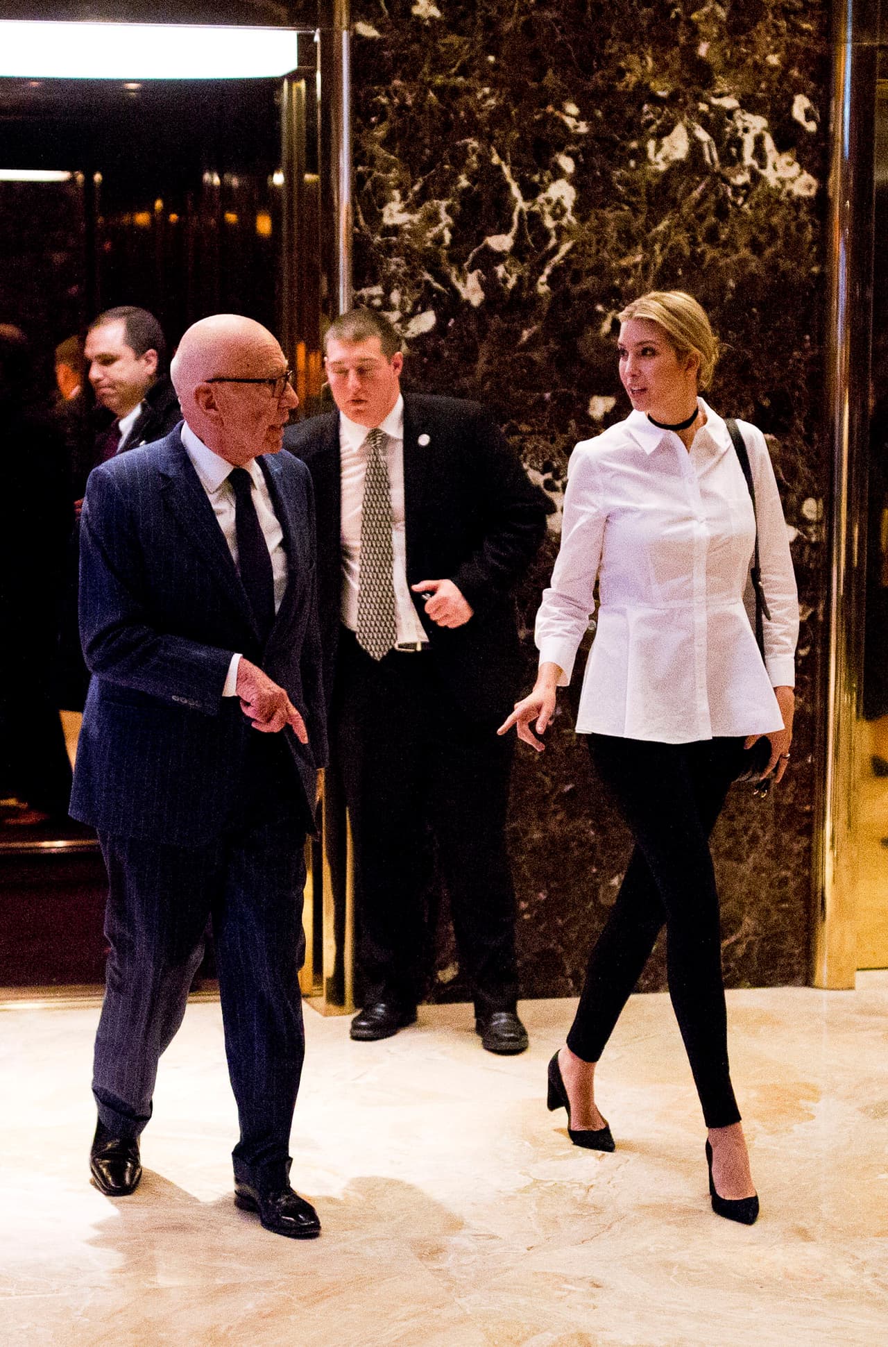 Ivanka Trump, cuando no era más que una empresaria 
<i>socialite</i>, solía llevar trajes vistosos y sus brazos muchas veces al descubierto. Su legitimación en el campo de la política ha pasado por desterrar los escotes. Ivanka ha echado mano de prendas neutras como la emblemática camisa blanca de la que Carolina Herrera, la diseñadora venezolana, siempre ha dicho "es el mejor secreto de la elegancia".