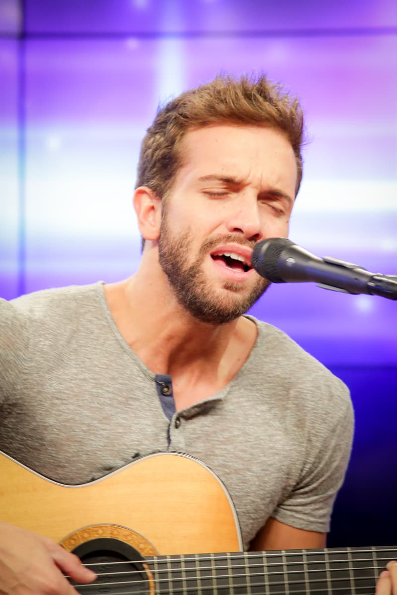 El cantante español y nominado a tres premios Latin Grammy estuvo en los estudios de Klove para deleitar a sus fans.