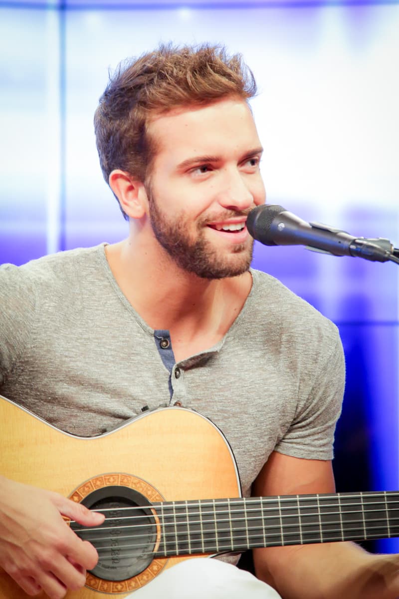 El cantante español y nominado a tres premios Latin Grammy estuvo en los estudios de Klove para deleitar a sus fans.