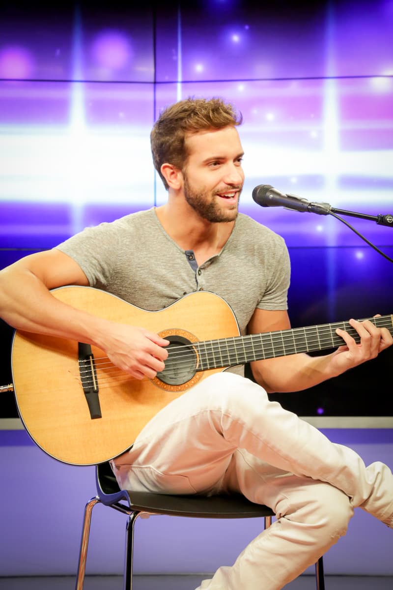 El cantante español y nominado a tres premios Latin Grammy estuvo en los estudios de Klove para deleitar a sus fans.